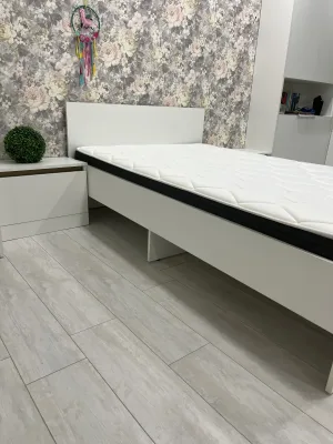 Кровать +матрас+ две прикроватные тумбы.