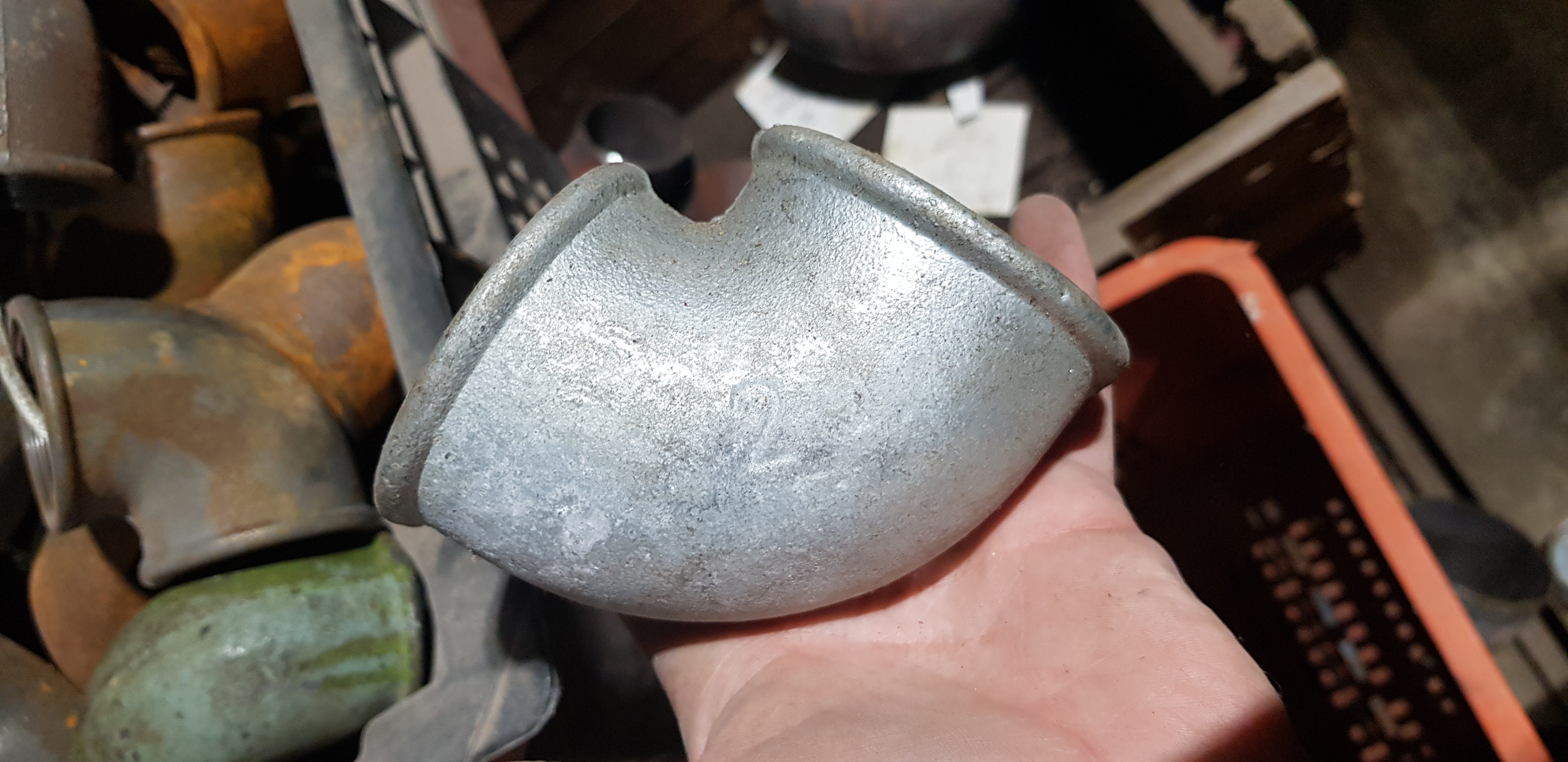 Отвод чугунный резьбовой Ду40 ( угольник 90° чугун 1 1/2" )