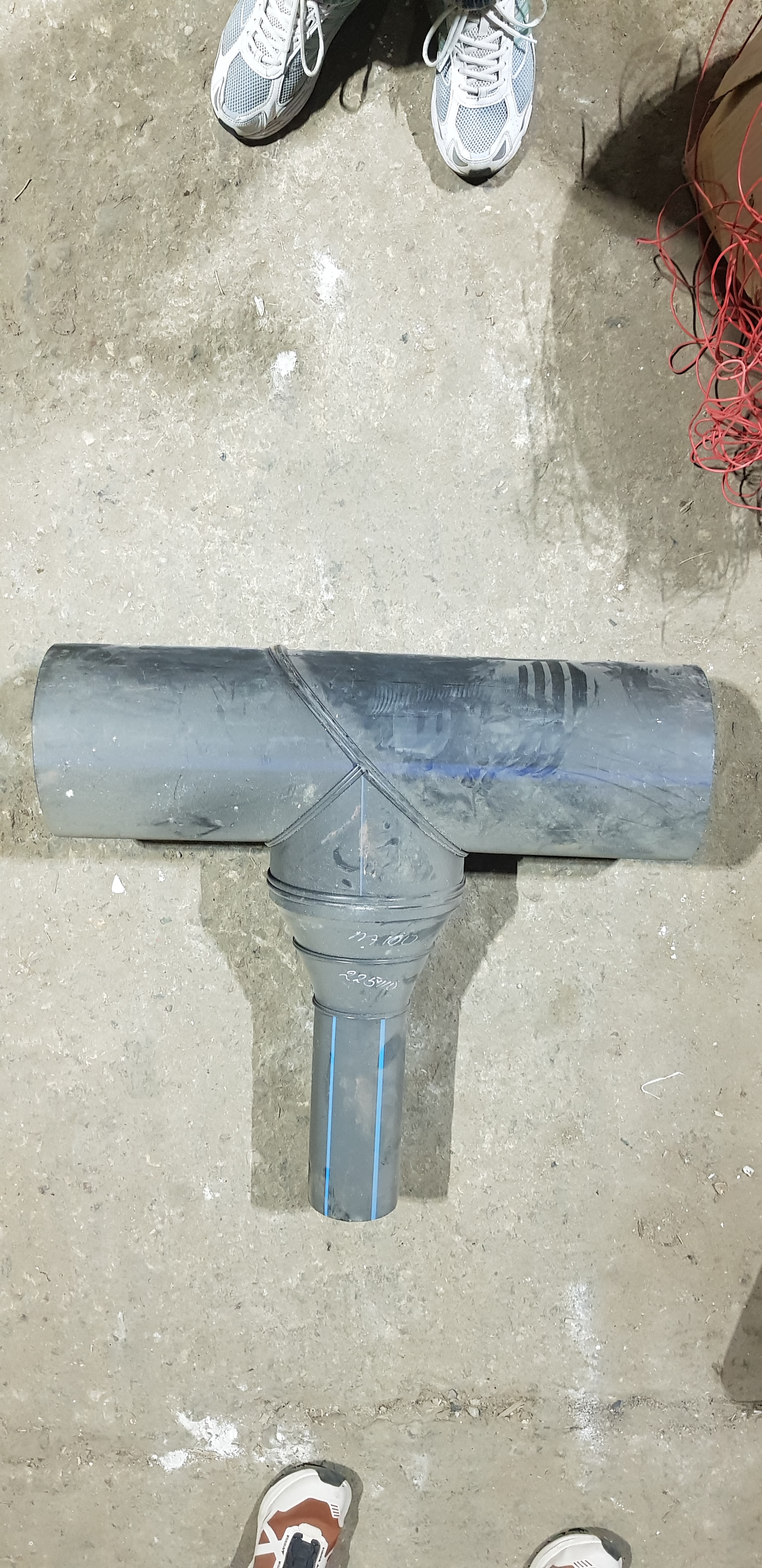 Литой редукционный тройник ПЭ100 225×110 мм  90° из полиэтилена SDR17
