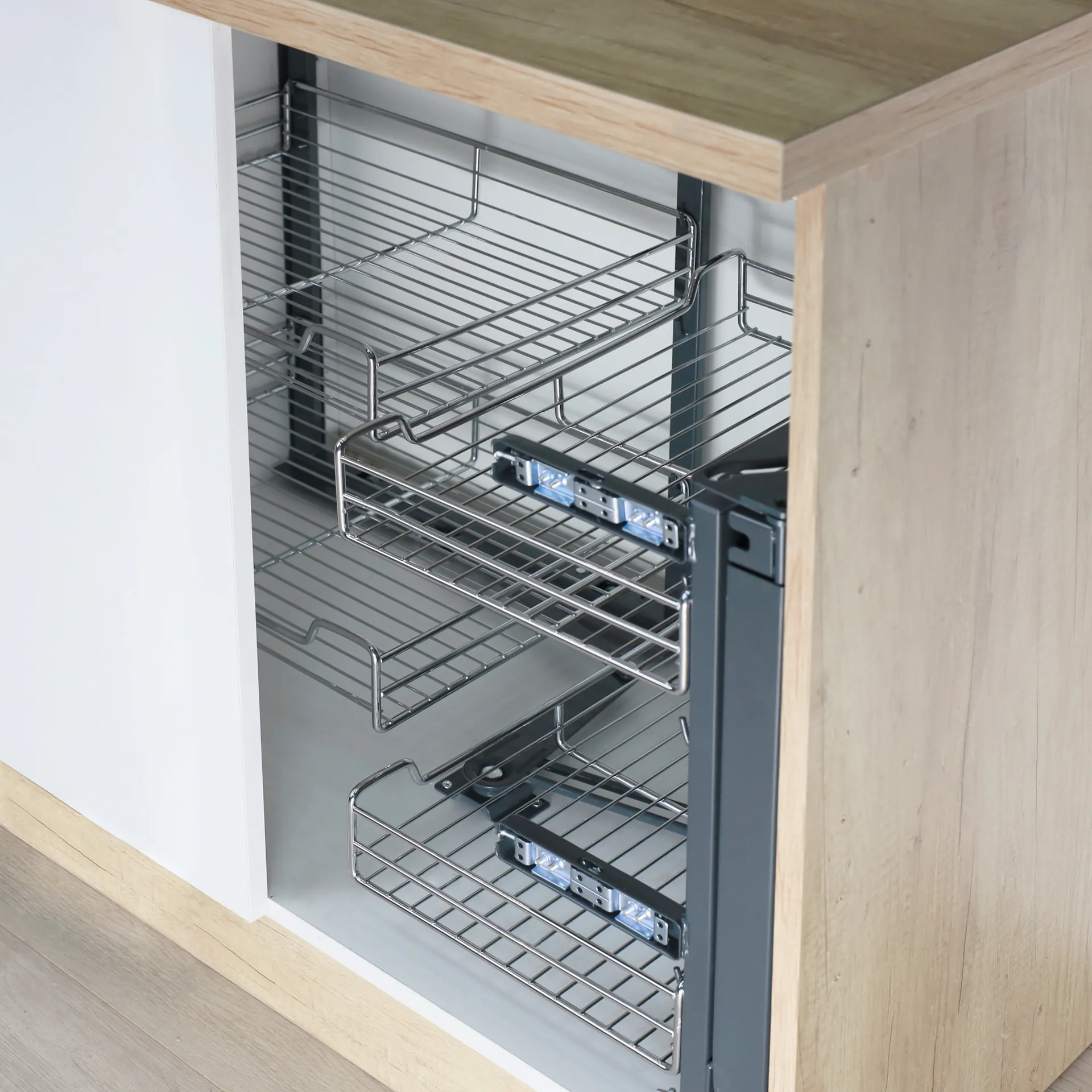 Магический угол правый, хром AKS