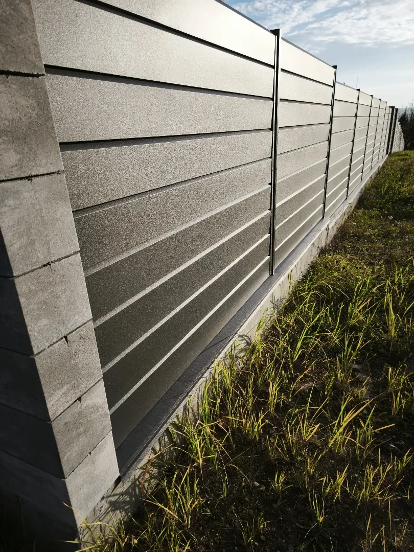 Забор Авеню Мах, металлический жалюзийного типа