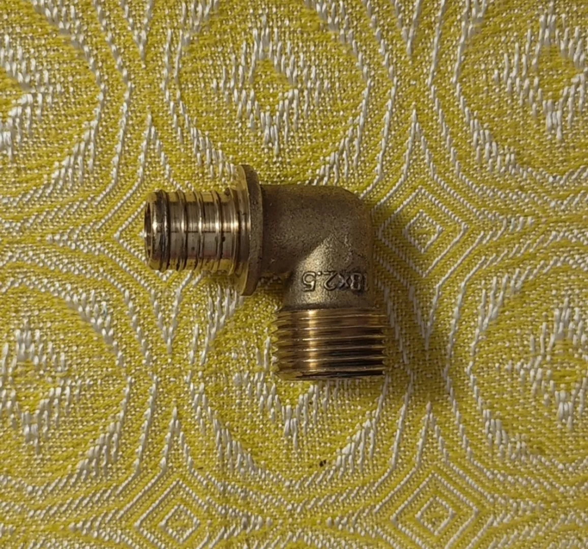 Отвод латунный 18х2,5 g1/2 kan therm