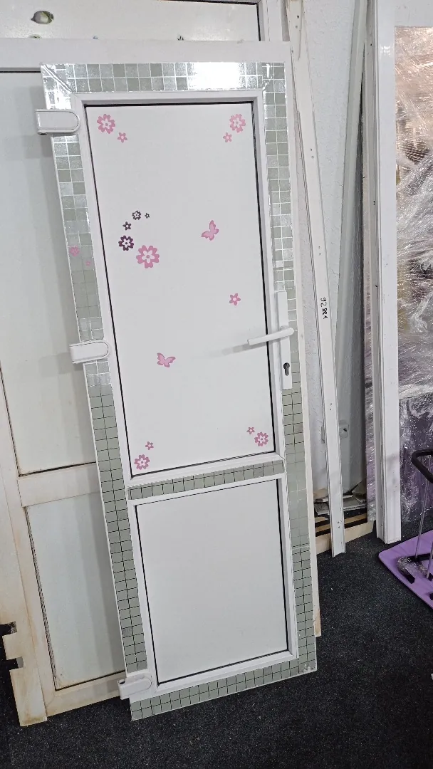 Пластиковые перегородки, дверь