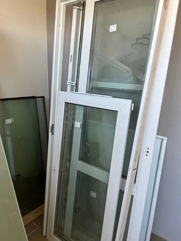 Балконная рама с дверью из новостройки