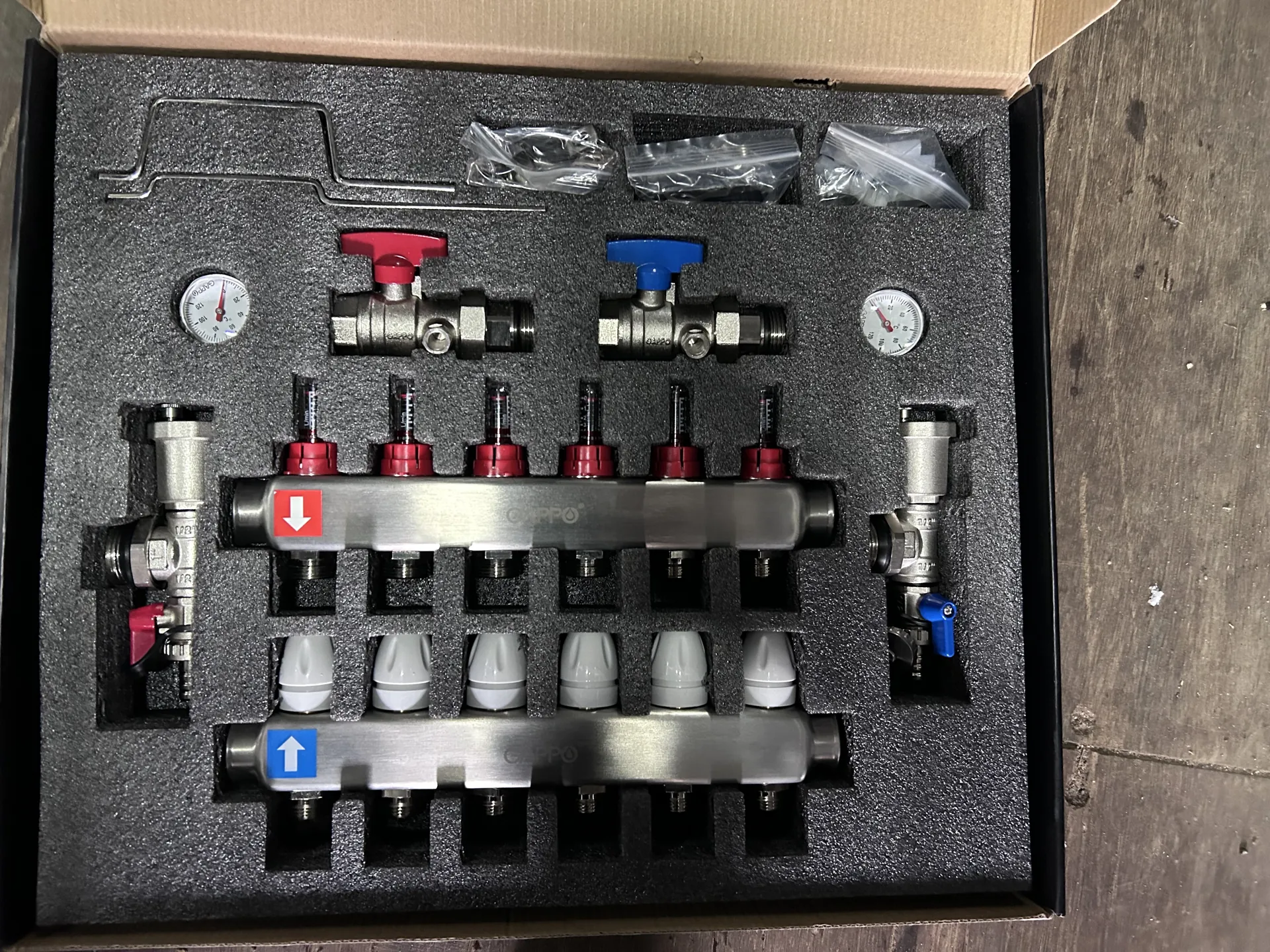 Коллектор с термостатическими клапанами и расходомерами