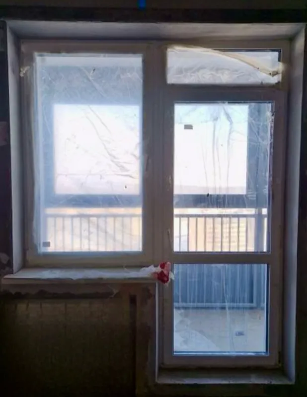 Балконная рама с дверью из новостройки