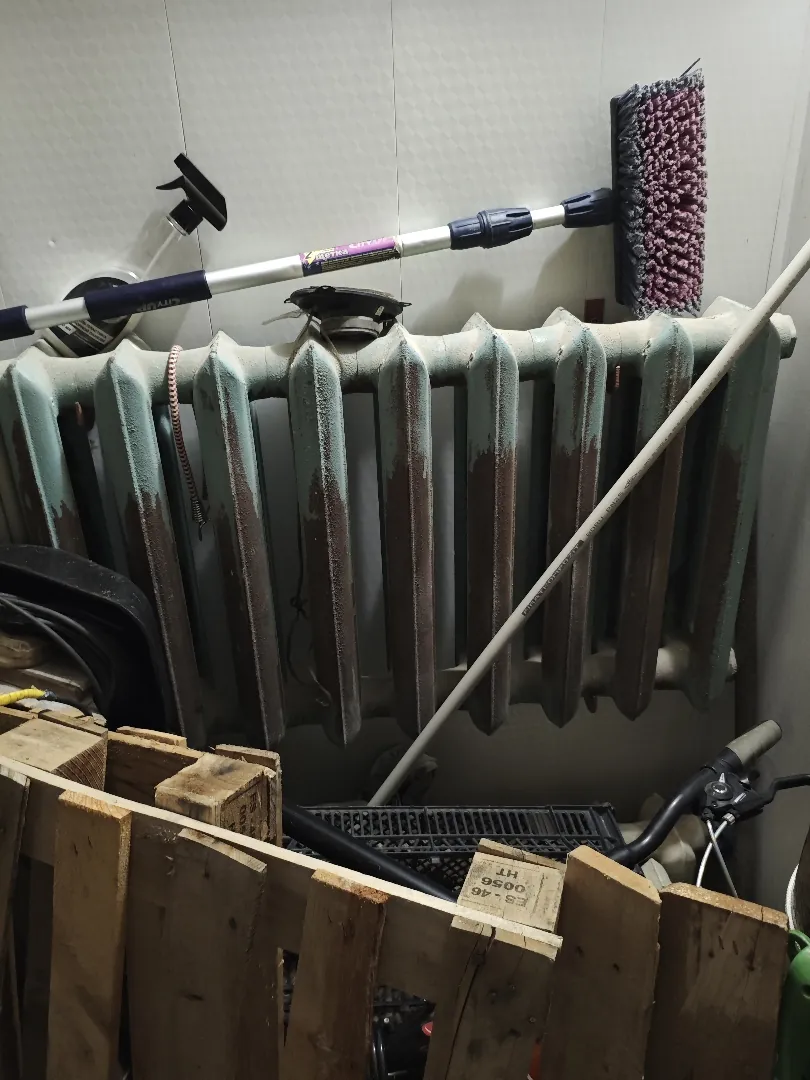 Батарея ,радиатор , чугунный